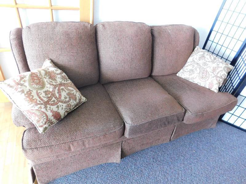 lot 7224 image: Original Flexsteel 3 Cushion Seated Couch w Extra Pillows.