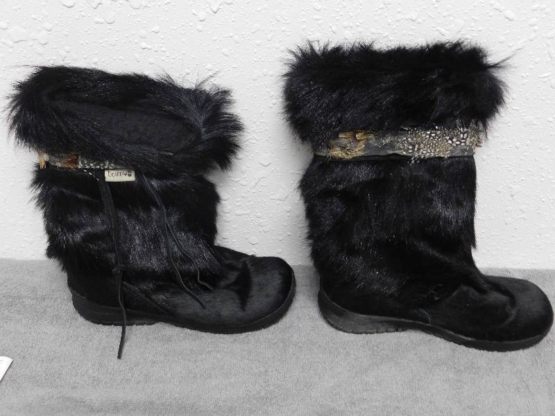 lot 7149 image: Bearpaw Brand Womans Winter Boots.
