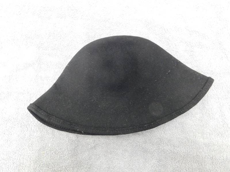 lot 7175 image: Kangol Berret Hat.
