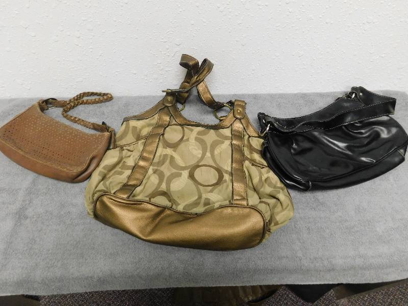 lot 7178 image: Vintage Man-Made and Polyester Leather Bags.