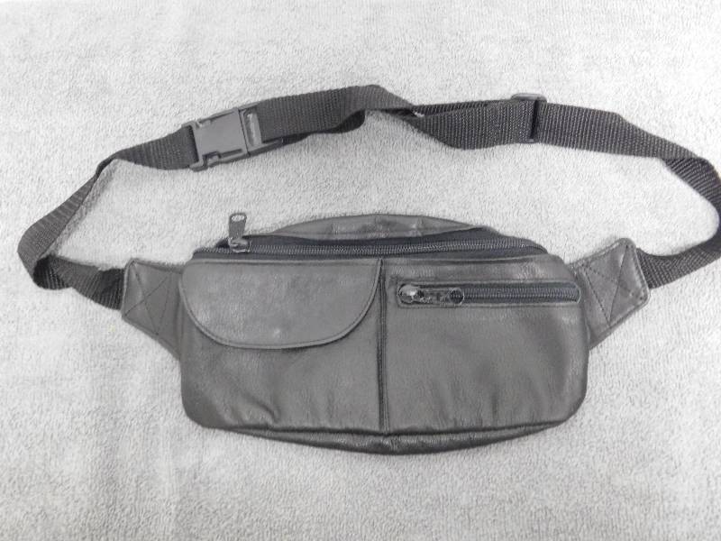 lot 7180 image: The Original Mundi Genuine Leather Phanny Pack.