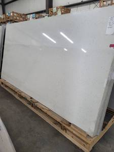 lot 3017 image: Lot of 2 Slabs of Brava Marfil HanStone, Quartz
