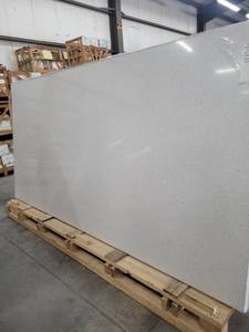 lot 3043 image: Lot of 2 Slabs Swan Cotton HanStone Quartz