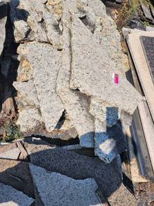 lot 12077 image: Lot of Assorted Remnants Pieces of Granite
