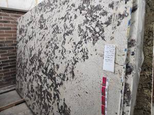 lot 3341 image: Lot of 1 Slab of Splended Gold Granite, Polished