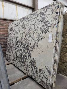 lot 3386 image: Lot of 2 Splendo Gold Granite Slabs, Polished&nbsp