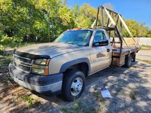 lot 55 image: 2006 Chevy Silverado 3500HD Flat Bed Truck