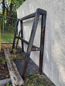 lot 18023 image: Lot of 2 Iron A Frame Racks For Granite