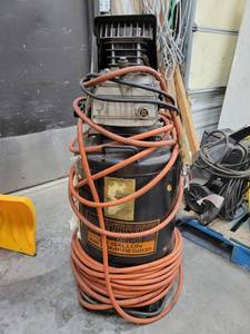 lot 5807 image: Central Pneumatic 21 Gallon Air Compressor