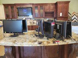 lot 22047 image: Assortment of Computer Moniters - Hp, Acer, Dell