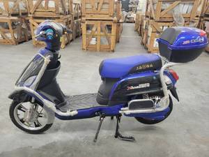 lot 80 image: SHYG00C Y Age Blue Electric Scooter