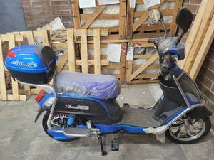 lot 81 image: SHYG00C Y Age Blue Electric Scooter