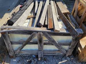 lot 9483 image: Pallet of Creme Marfil 18 X 18 Tiles