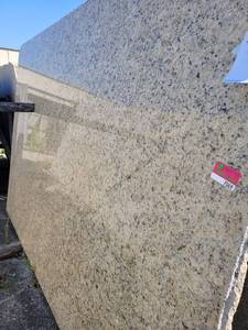 lot 7069 image: Lot of 1 Giallo Ornamental Granite, Polished