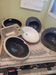 lot 22002 image: Lot of 6 Bathroom Sinks