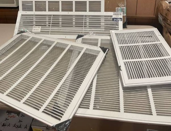 lot 32129 image: HVAC Vents Metal White (5 Vents) Variety of Sizes