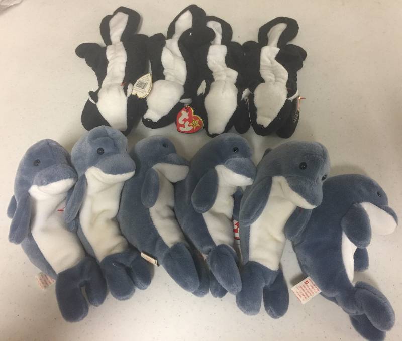 lot 1101 image: TEN Original Ty Beanie Babies Echo the Dolphin x6 Stinky the Skunk x4