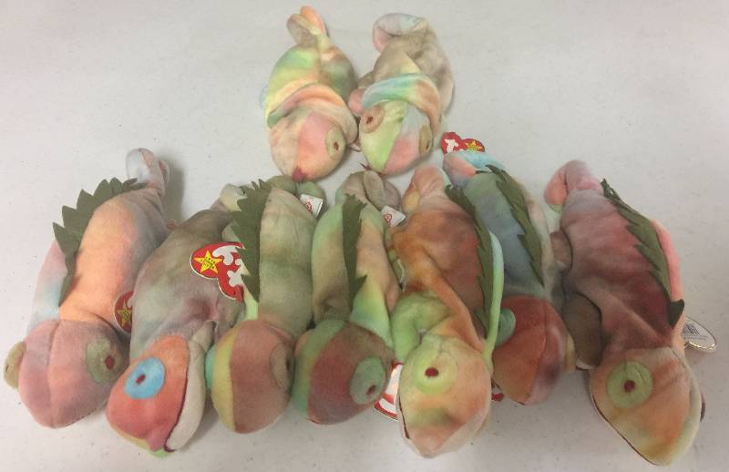 lot 1102 image: NINE Original Ty Beanie Babies Iggy the Iguana x7 Rainbow x2