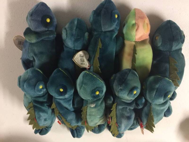 lot 1154 image: TEN Original Ty Beanie Babies Iggy the Iguana x10 with One Color Variation