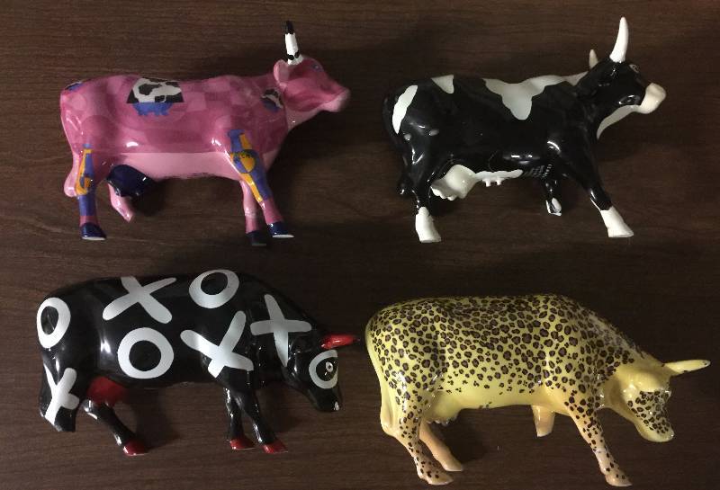 lot 1257 image: Four Cow Parade Figures & ELEVEN Cow Parade City Books Kansas City & more