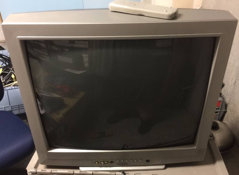 lot 1264 image: Working 28 Inch Television Set with Remote