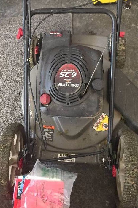 lot 1071 image: Craftsman 6.25 Horsepower Self-Power Lawn Mower (Doesnt Start)