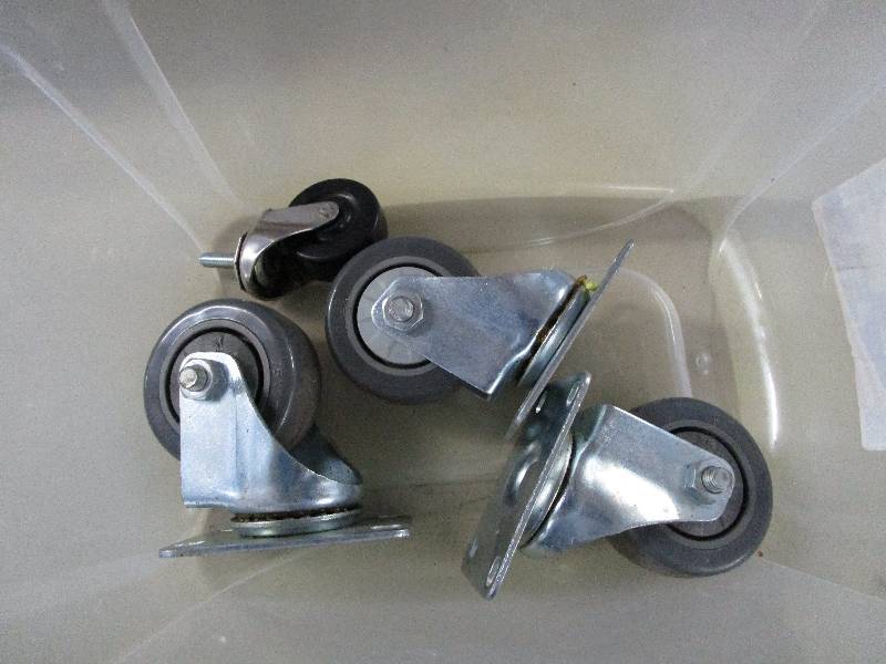 lot 563 image: Lot of Casters