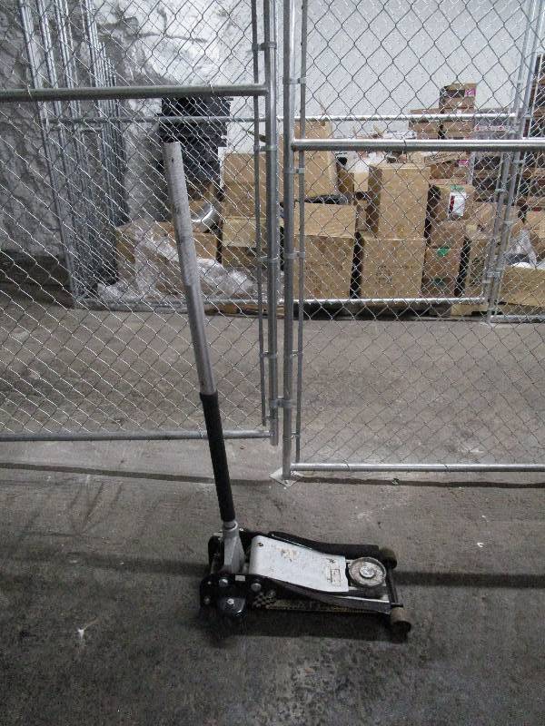 lot 567 image: Floor Jack
