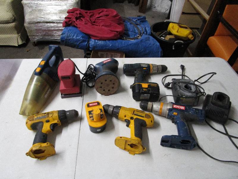 lot 589 image: Lot of Random Drills and Batteries