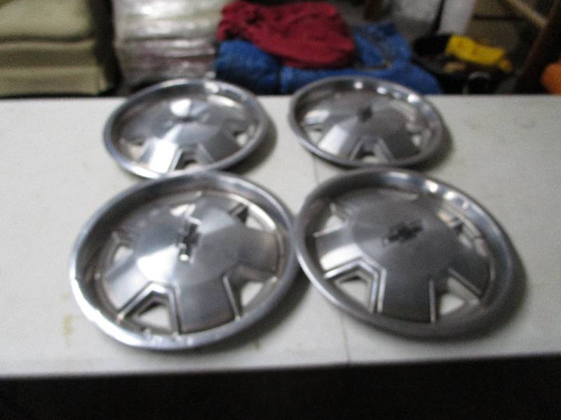 lot 593 image: Set of Chevy Hubcaps