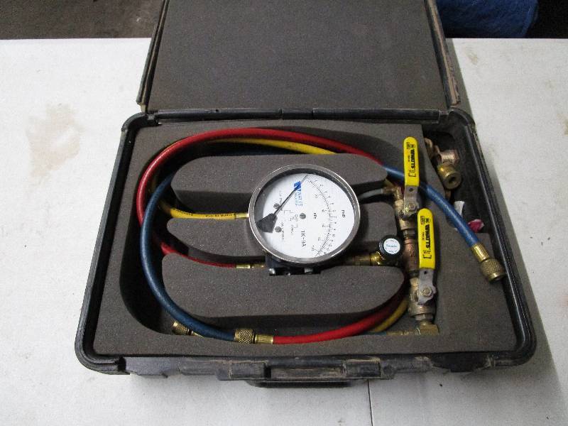 lot 600 image: HighLow Pressure Gauge Set