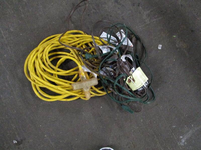 lot 609 image: Lot of Extension Cords
