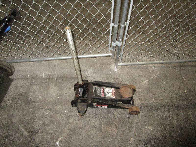 lot 613 image: Floor Jack