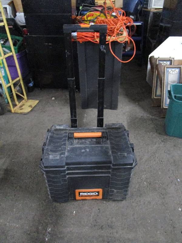 lot 628 image: Rolling Tool Box