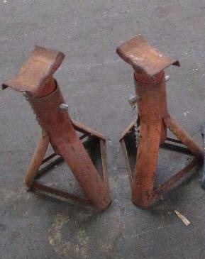 lot 679 image: Floor Jacks