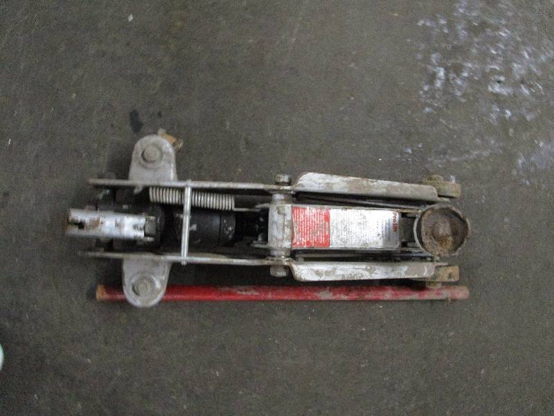 lot 682 image: Floor Jack