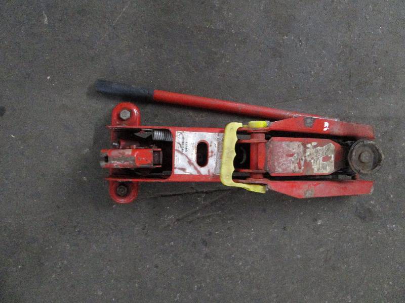 lot 683 image: Floor Jack