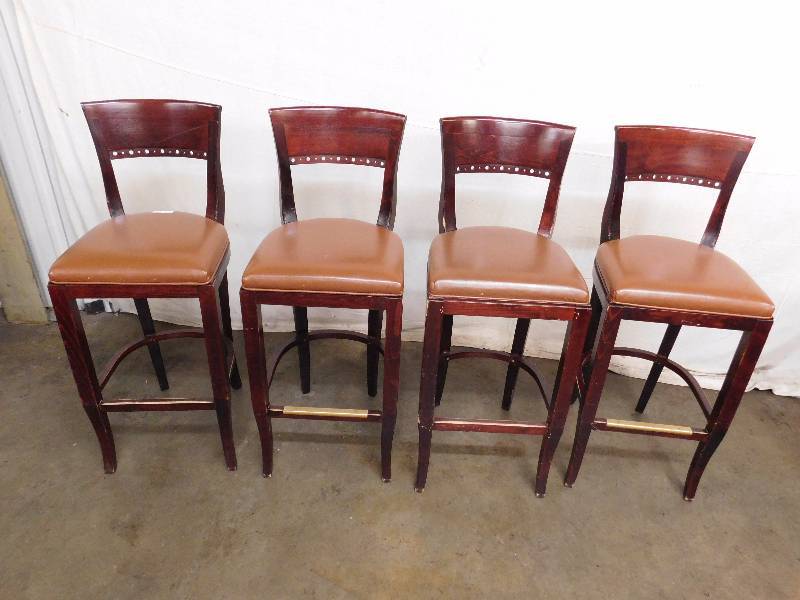 lot 214 image: Lot of 4 Wood Chairs wVinyl Seats