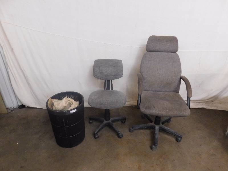 lot 233 image: Lot of Office Chairs, Trash Can and Burlap Sacks
