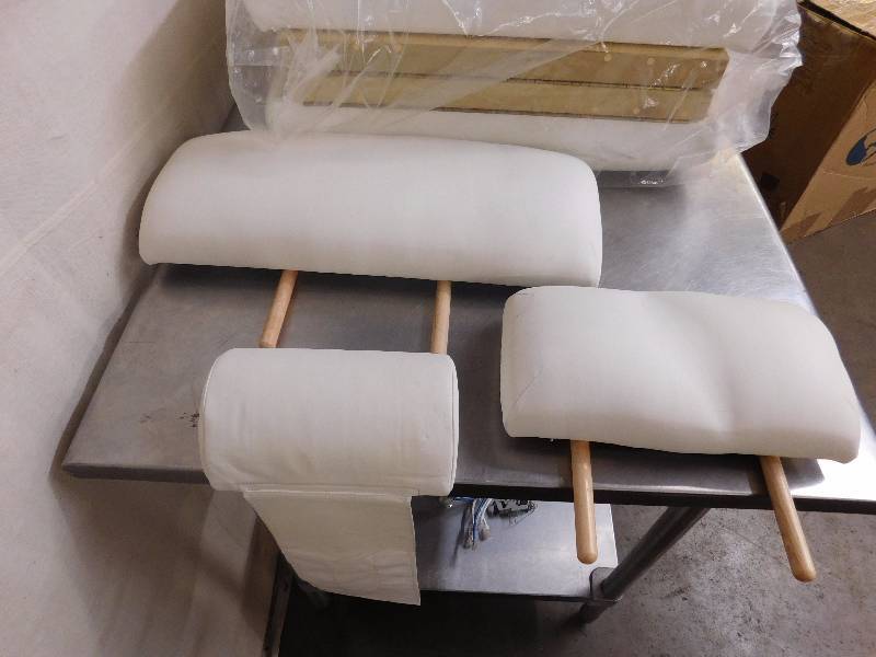 lot 271 image: Earthlite Massage Table
