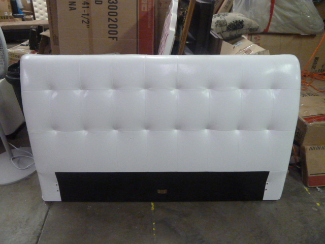 lot 86 image: QUEEN SIZE PADDED HEAD BOARD - HAS MINOR FLAW