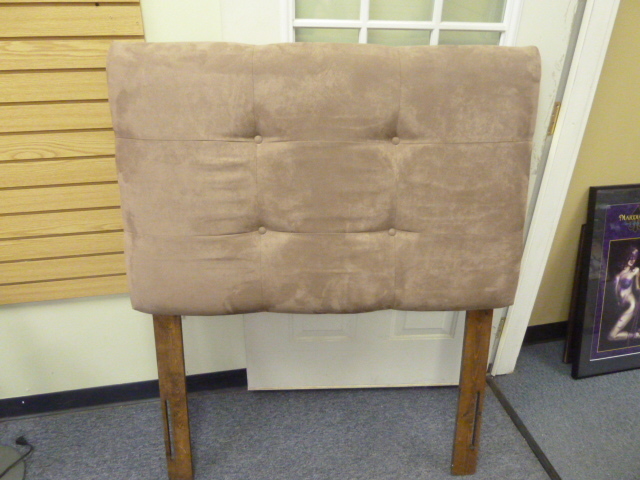 lot 80 image: PADDED TWINFULL SIZE HEAD BOARD