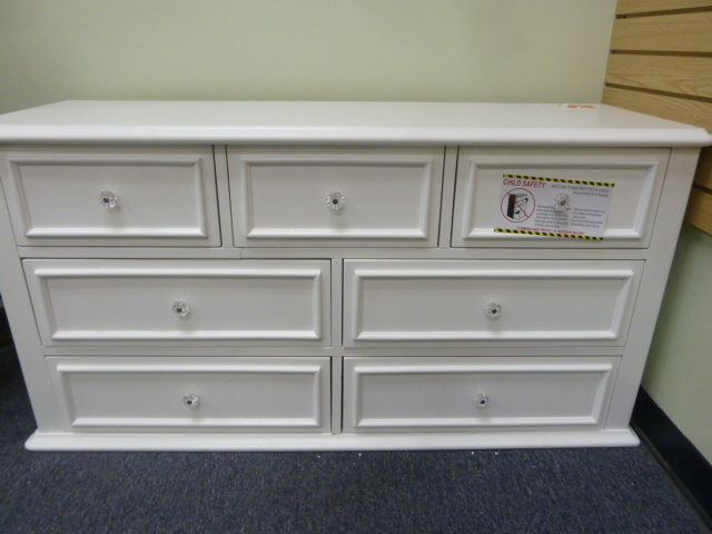 lot 77 image: SEVEN DRAWER HORIZONTAL DRESSER - HAS MINOR CRACK