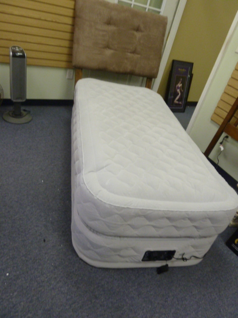 lot 64 image: SELF INFLATING TWIN GUEST MATTRESS WITH CARRYING BAG