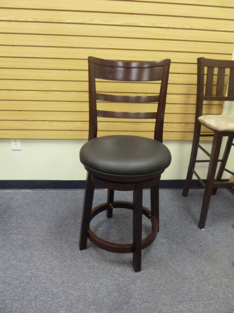 lot 57 image: SWIVEL BAR STOOL WITH BACK AND PADDED SEAT