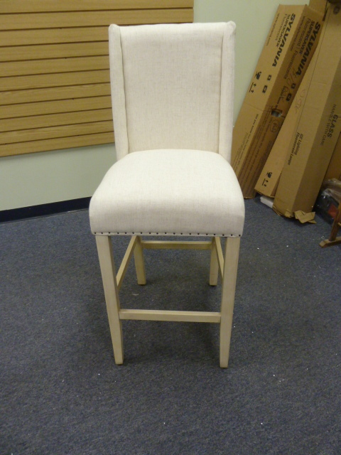 lot 40 image: WHITE NAIL HEAD PADDED CHAIR - BAR HEIGHT