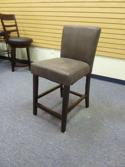 lot 35 image: COUNTER HEIGHT CHAIR WITH PADDED SEAT AND BACK