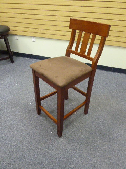 lot 33 image: COUNTER HEIGHT CHAIR WITH PADDED SEAT