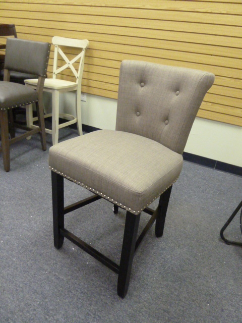 lot 26 image: GREY PADDED CHAIR WITH WOOD LEGS AND NAIL HEAD