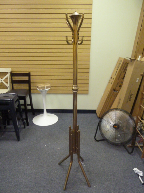 lot 21 image: METAL COAT RACK